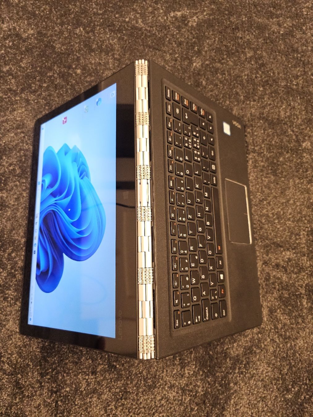 Lenovo Yoga 900 i7, 13" 3K Reversibile, 8GB di RAM e 512GB SSD, - Image 1
