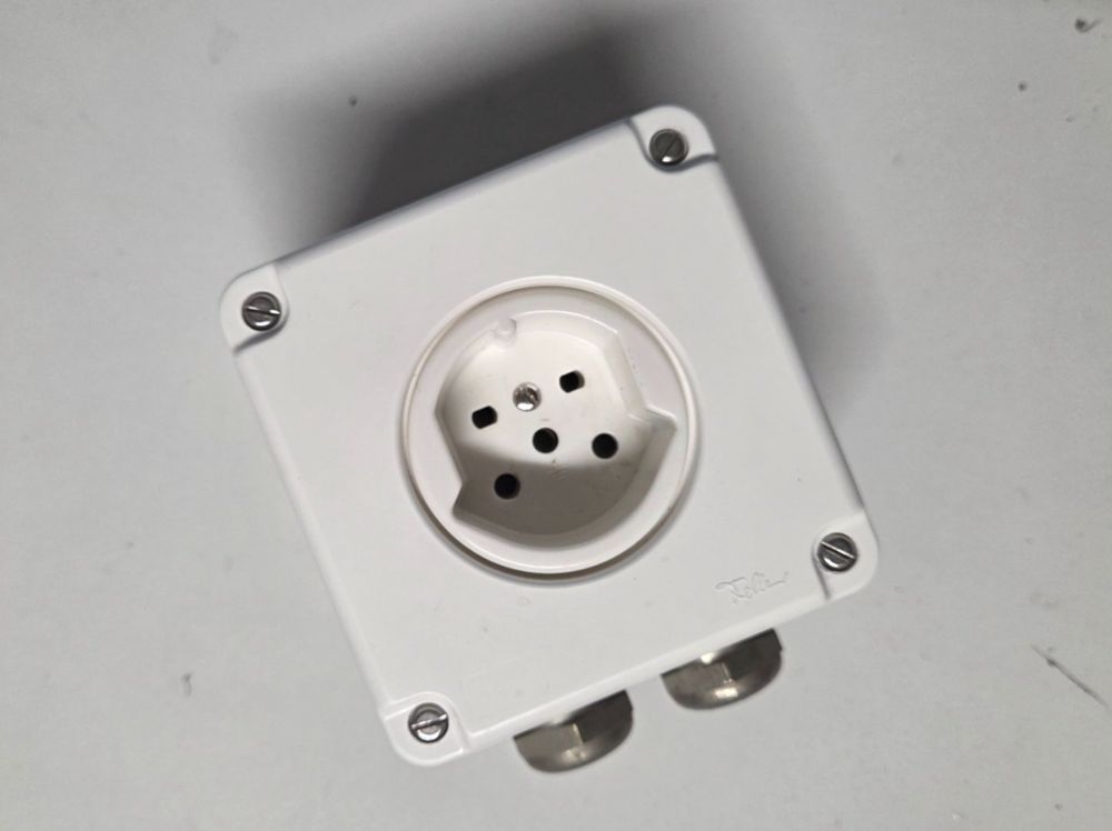NAPU T15 presa 230/400v 10a Feller Typ15