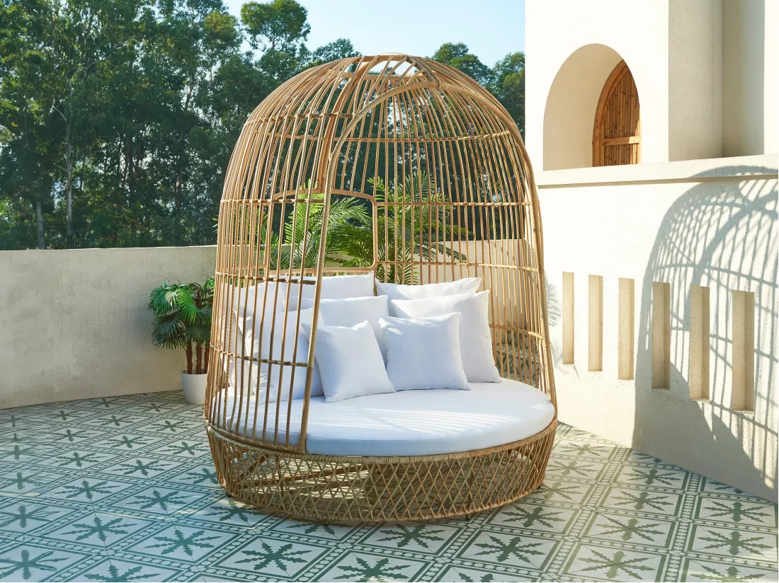 Letto da giardino con baldacchino in resina naturale intrecciata chiara e cuscino bianco - CERVARO by MYLIA