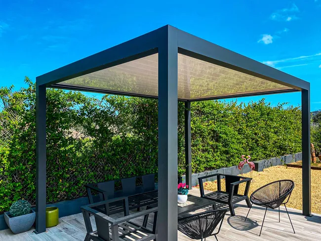 Pergola bioclimatica indipendente. Genoa 4x3 mt grigio con doghe bianche