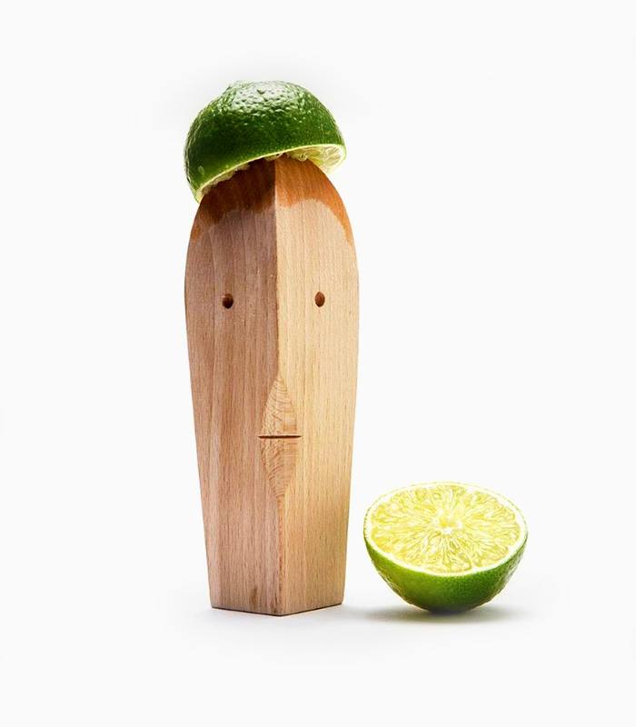Presente decorazione in legno.