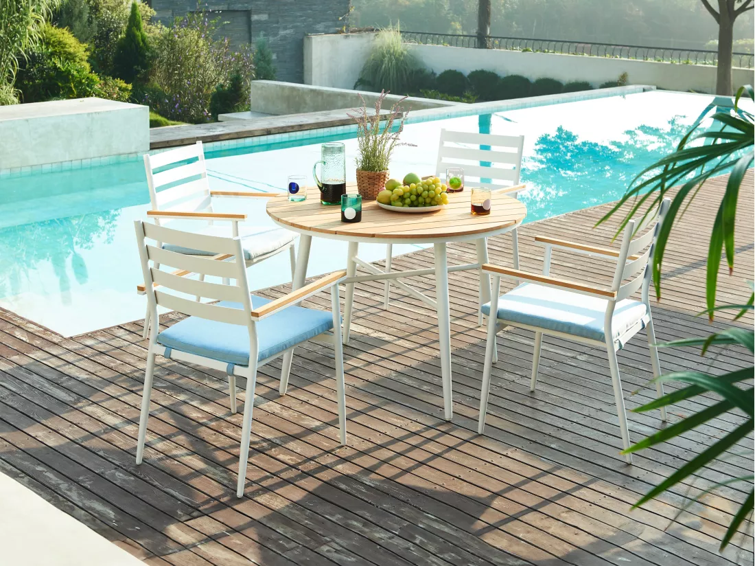 Sala da pranzo da giardino in legno e alluminio: tavolo D.110 e 4 poltroncine in bianco chiaro e naturale - MIAMI by MYLIA