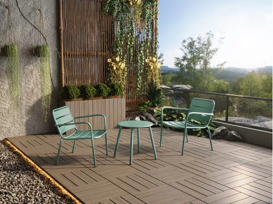 Set salotto da giardino con 2 poltroncine basse impilabili e tavolino aggiuntivo in metallo verde mandorla - MIRMANDE