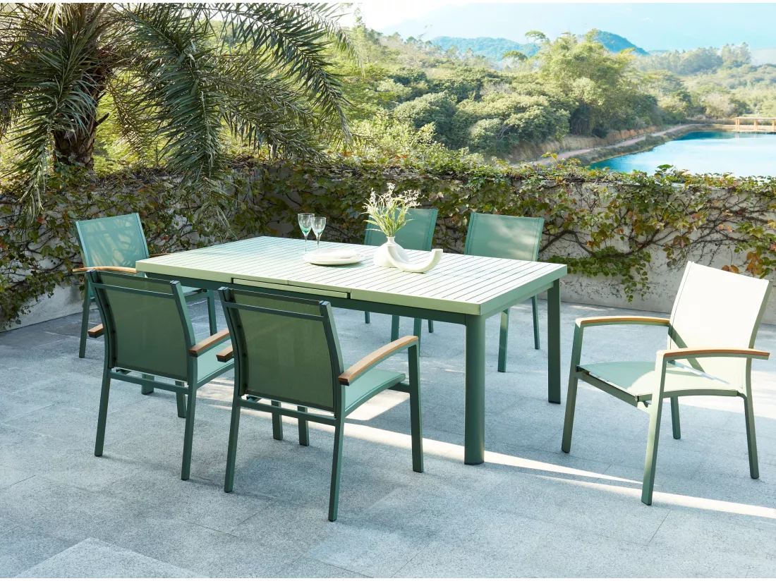 Tavolo da Pranzo da Giardino in Alluminio Verde Acqua NAURU: tavolo allungabile. 180/240cm 6 poltrone impilabili. Bracciolo in acacia
