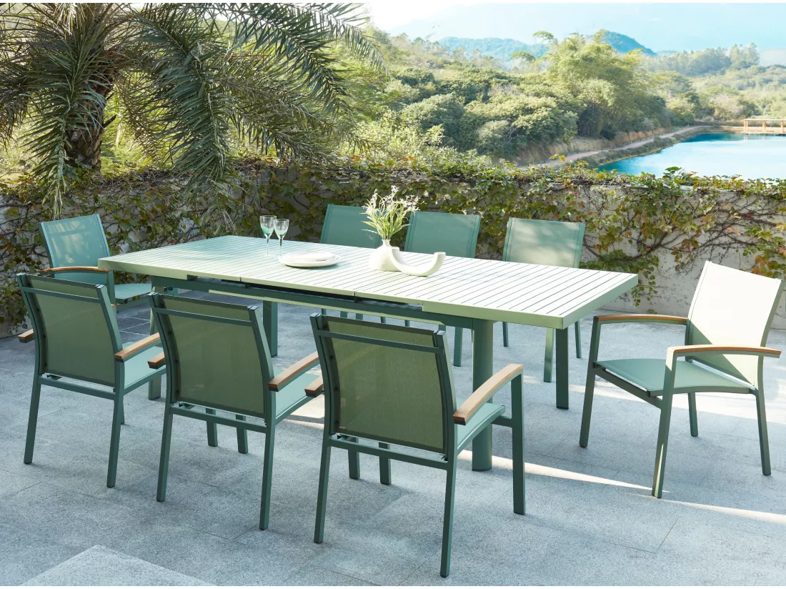 Tavolo da Pranzo da Giardino in Alluminio Verde Acqua NAURU: tavolo allungabile. 180/240cm 8 poltrone impilabili. Bracciolo in acacia